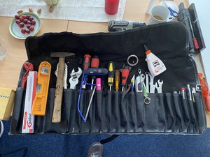Offene Werkzeugtasche mit Werkzeug