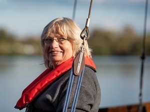 Renate Nietzschmann mit Schwimmweste auf Boot